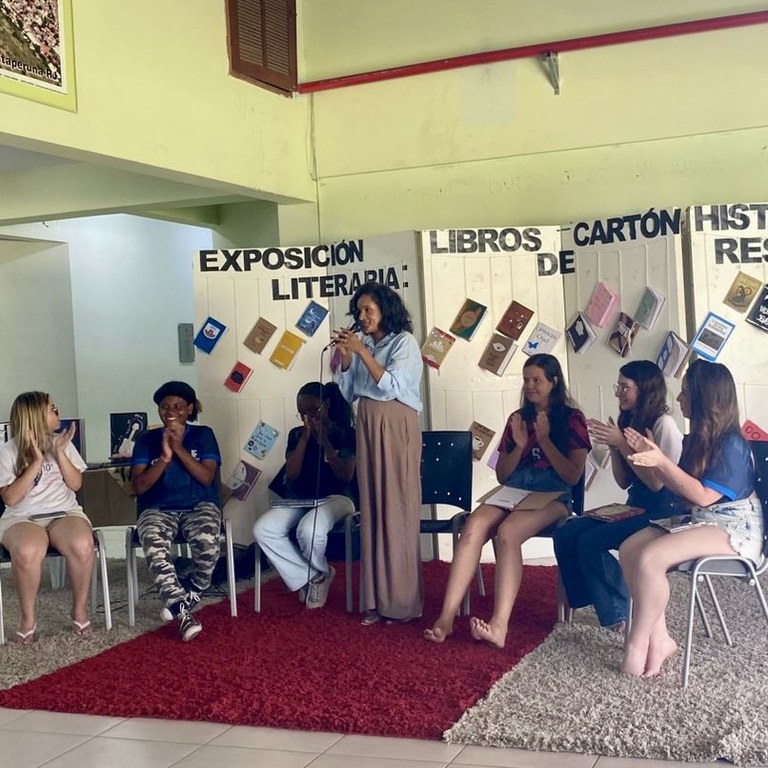 Exposição de livros no IFF Itaperuna