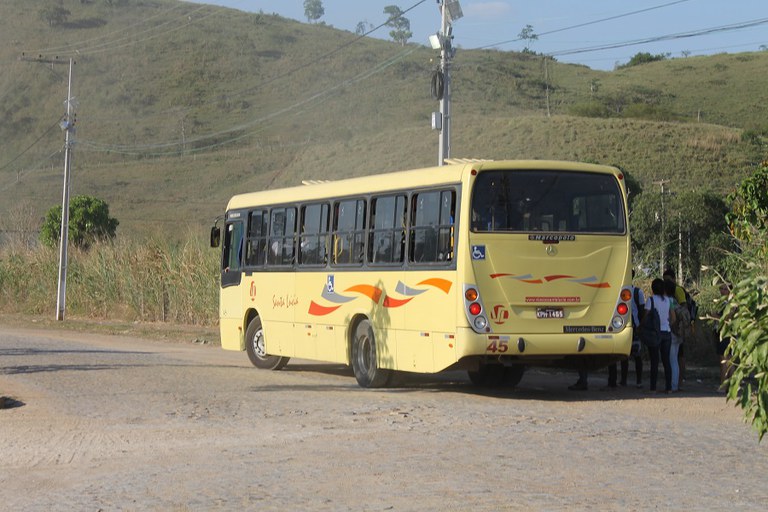 Alunos recebem carteirinha de transporte para ônibus intermunicipais de Itaperuna