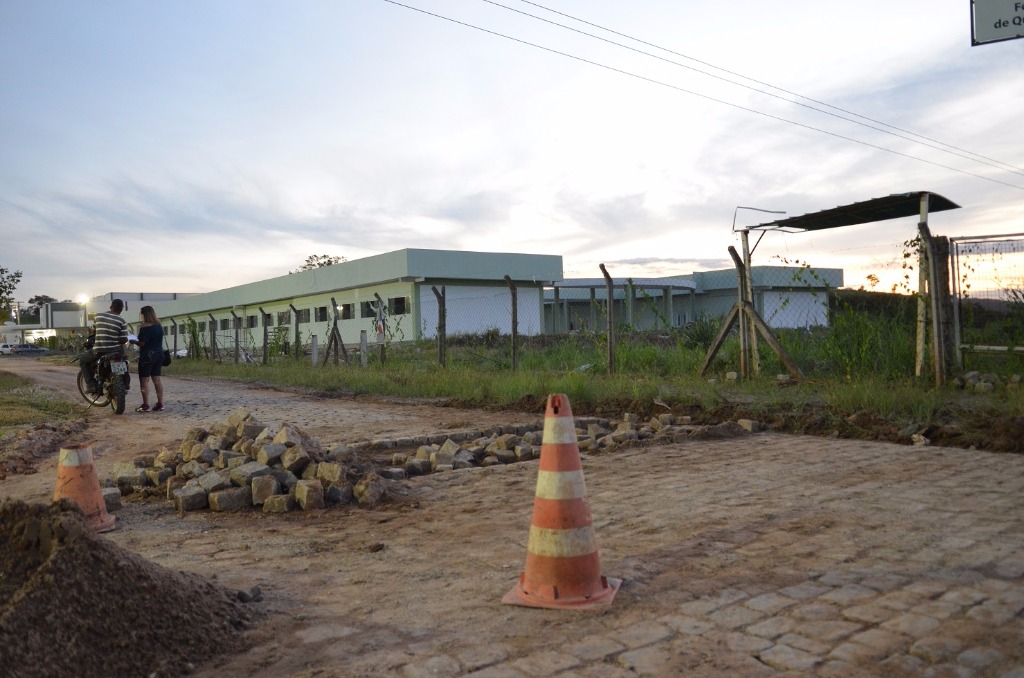 Obra na via de acesso ao campus