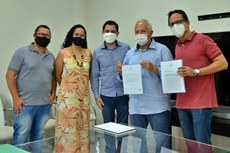Leandro Arêas, Josane Lessa e Filipe Ribeiro com o prefeito Alfredão e o secretário Marcelo Poeys