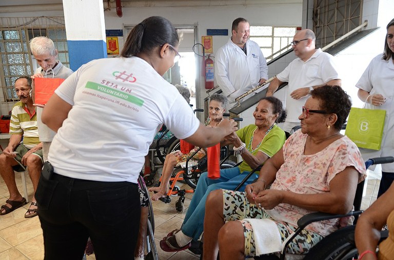 Projeto Elo em asilo de Itaperuna