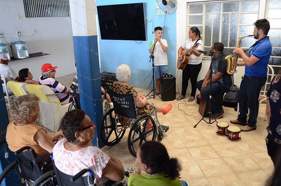 Projeto Elo em asilo de Itaperuna