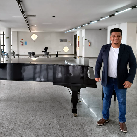 Professor apresenta experiência em ensino de música em congresso nacional