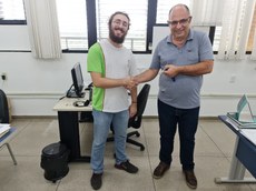 Vinicius recebe medalha do diretor geral do Campus Macaé.