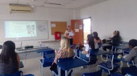 A professora Andrea Barbosa ministra aula sobre uso de zines na educação. 