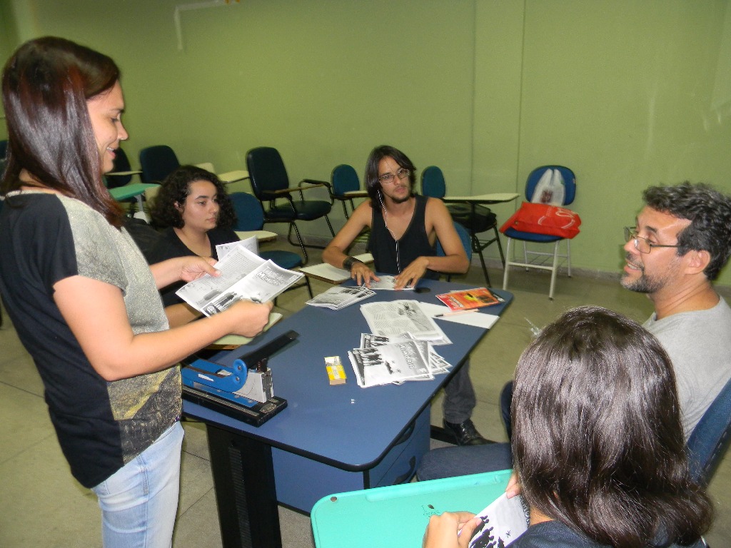 Equipe produzindo fanzines artesanais