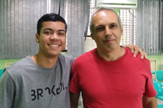 Vitor e o professor Belieny. (Foto: Ubirajara Santiago)
