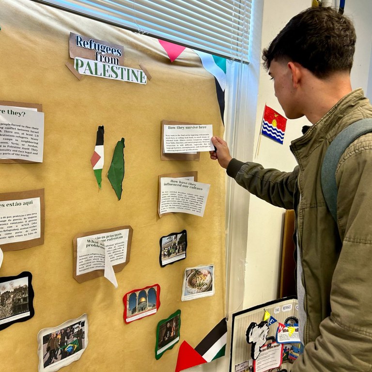 Exposição sobre povos refugiados no IFF Maricá