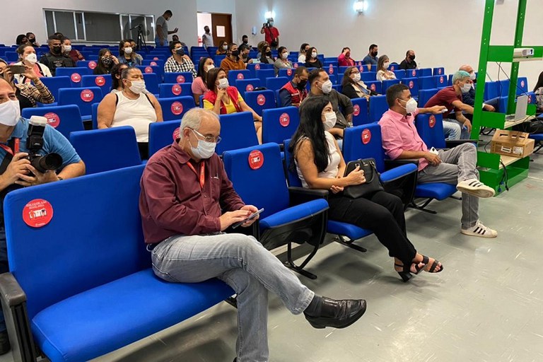 Aula inaugural do curso de Libras