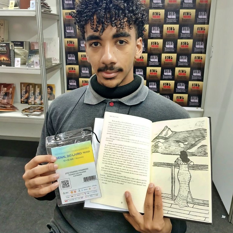 José Henrique, aluno do IFF Maricá, na Bienal do Livro