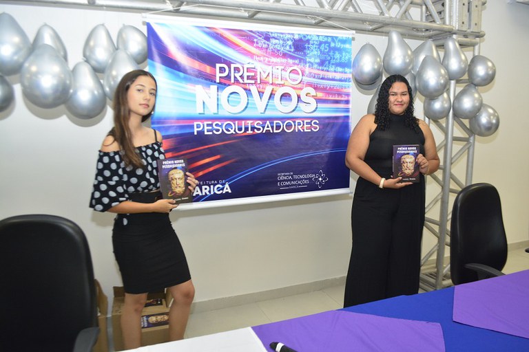 Entrega de livros do Novos Pesquisadores