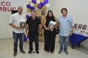A entrega dos livros foi feita aos autores dos artigos. Foto de divulgação: Prefeitura de Maricá/ Anselmo Mourão