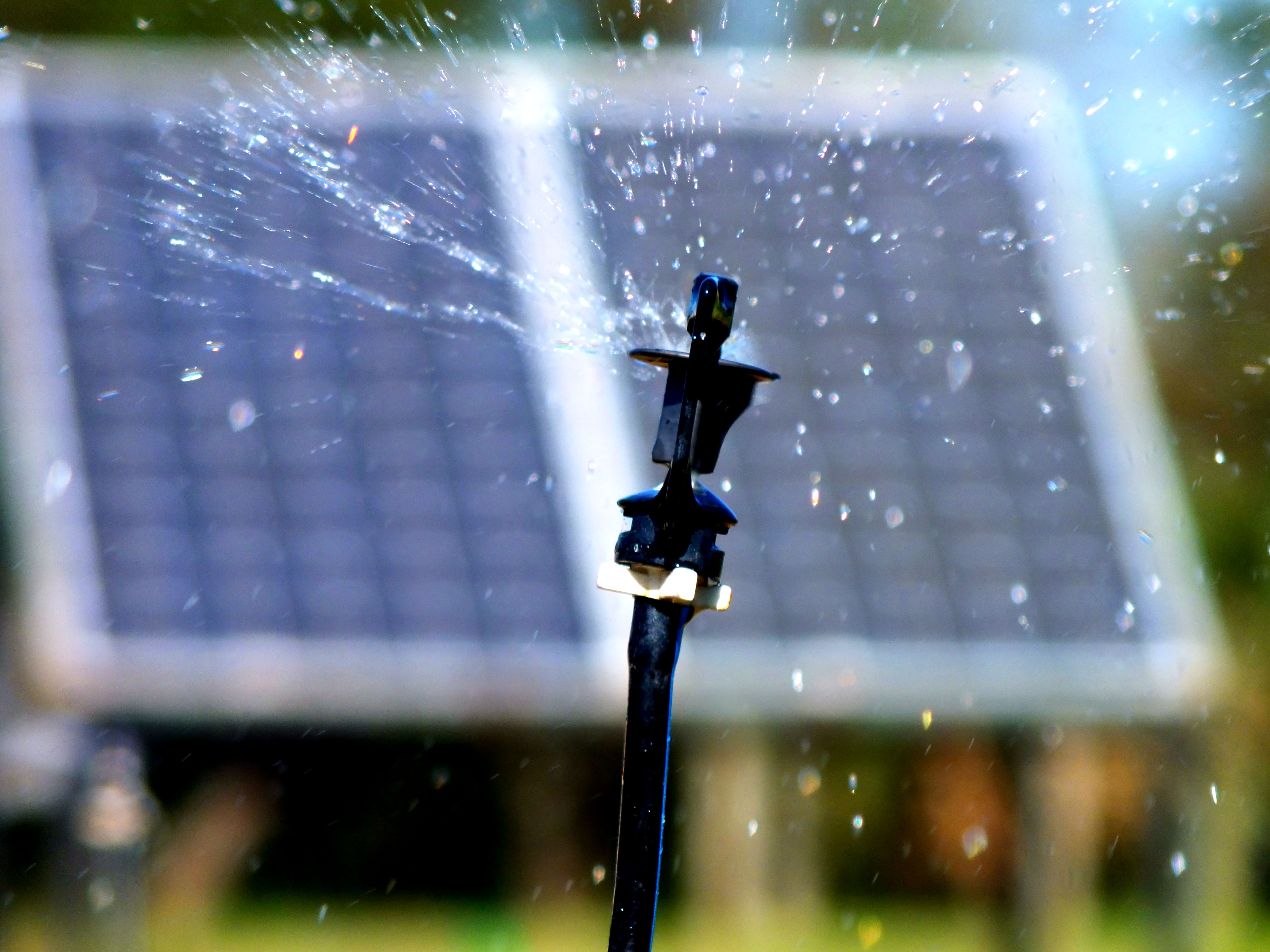 Sistema de irrigação sustentável por meio de ciclo hidrológico e movido à energia solar fotovoltaica