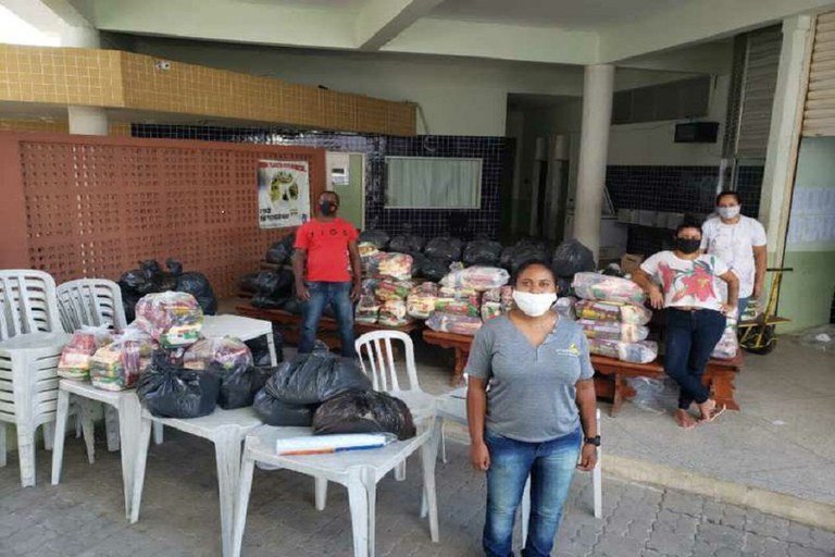 IFF Quissamã entrega de 101 kits de alimentos e um livro para alunos