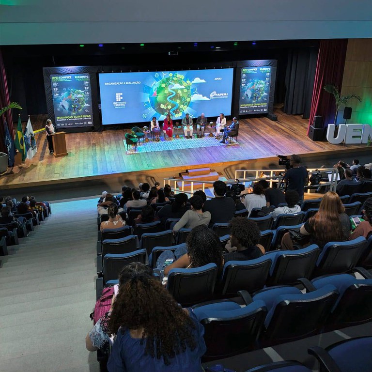 Abertura dos Congressos de Iniciação Científica e Pós-graduação tem homenagem à professora do IFF Cristine Nunes Ferreira