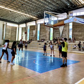 As meninas do basquete do Campos Centro e de Bom Jesus em partida pelo JINIFF 2024 (Foto: Divulgação/IFF).