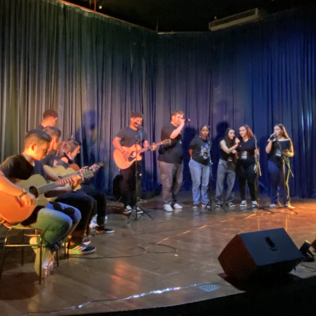 Orquestra de Violões IFF Pádua.png