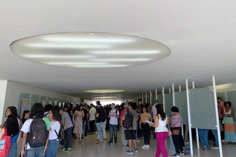 Estudantes apresentam banners no segundo dia da XIV Mostra de Extensão Uenf-UFF-IFF e VI UFRRJ