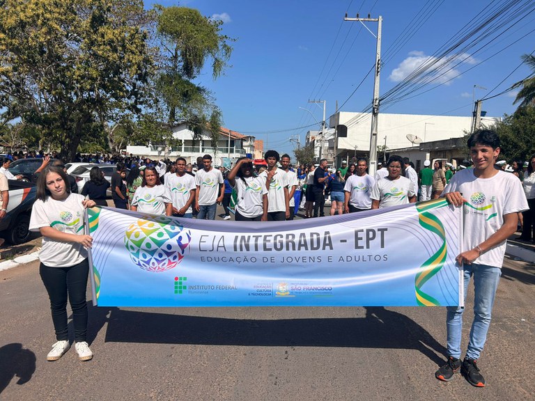 Estudantes da EJA-EPT de São Francisco do Itabapoana participam do desfile cívico