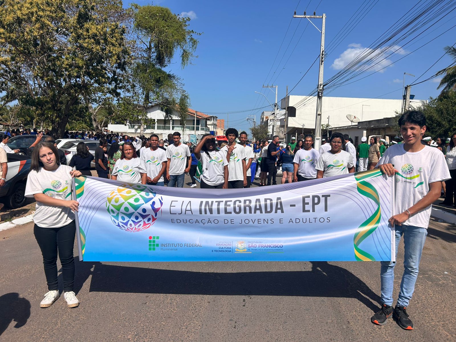 Estudantes da EJA-EPT de São Francisco do Itabapoana participam do desfile cívico