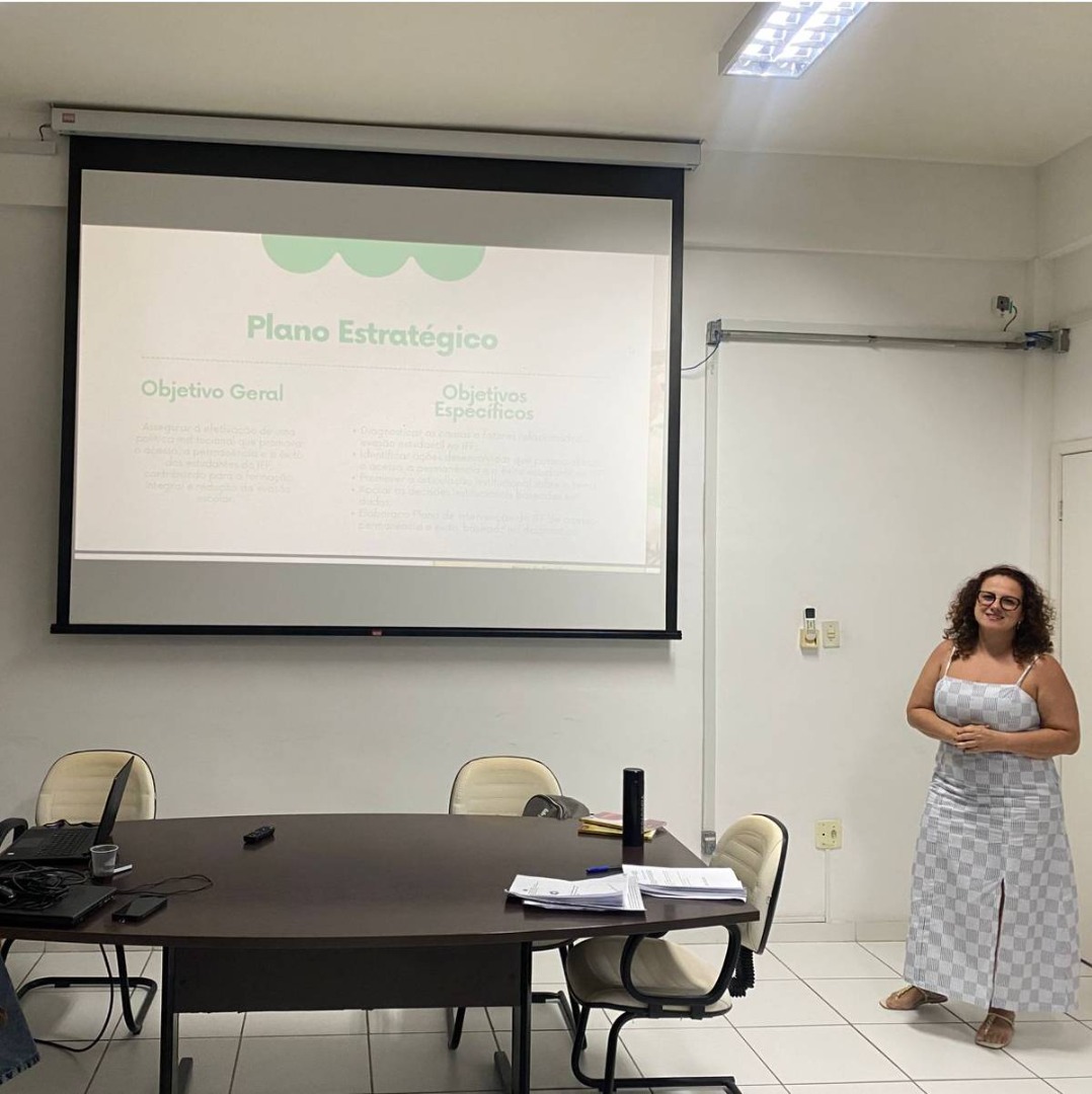 A servidora Amanda apresentou a composição e as atribuições das comissões