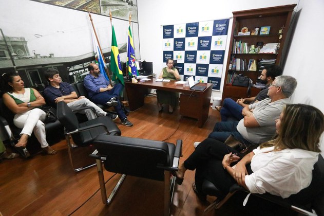 Gestores do IFF e Educação de Campos durante reunião (Foto: Carlos Grevi - Ascom Campos)