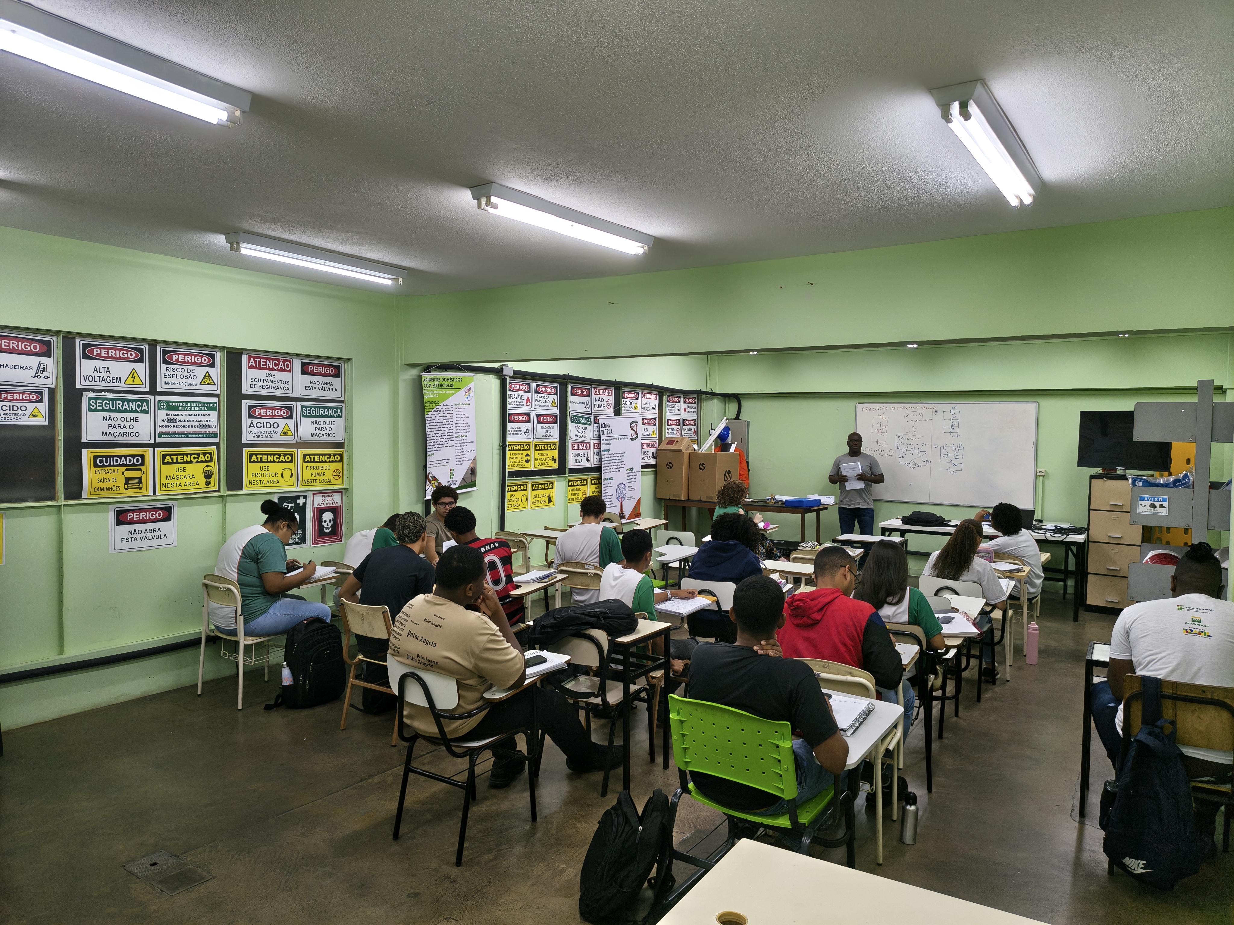 IFF oferta 180 vagas gratuitas em cursos de qualificação profissional na área de energias renováveis
