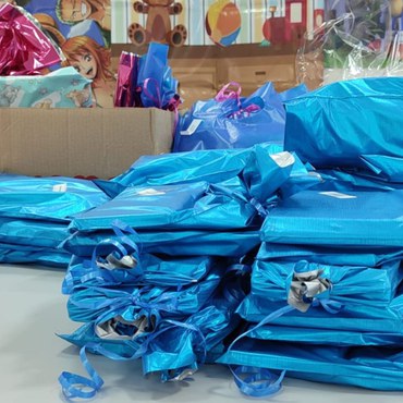 Kits escolares foram doados a 25 crianças (Foto: Tiago Quintes/IFF).