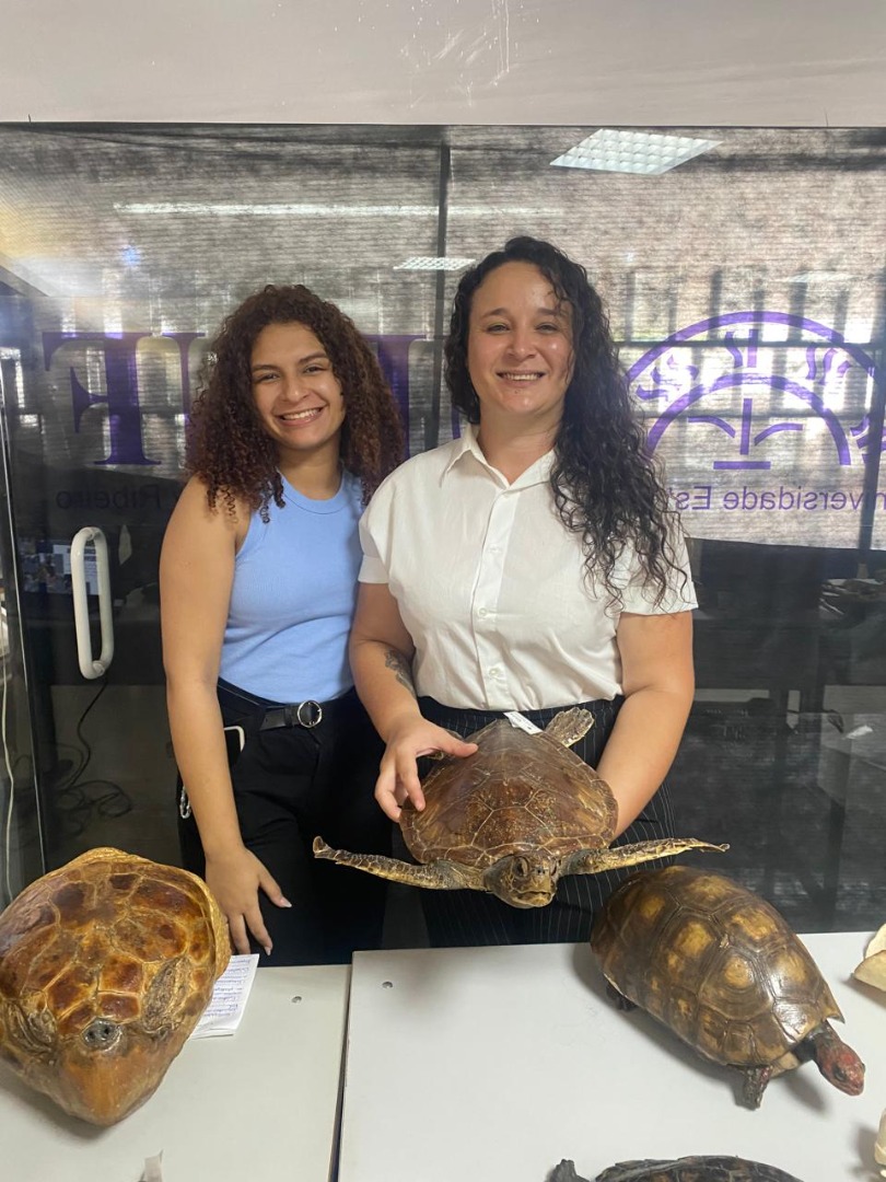 Raíssa de Souza Pizzo e Derlaine Almeida Fernandes do Projeto Educando para Preservar da Uenf