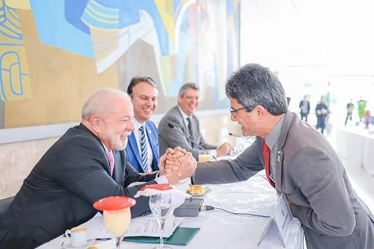 Reitor do IFF participa de encontro com o presidente Lula, em Brasília