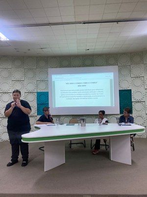 Mesa de apresentação de trabalhos. Da esquerda para a direita: Marcelo Sarmento, Jéssica Monteiro e Sandra Dias Mesa de apresentação de trabalhos. Da esquerda para a direita: Marcelo Sarmento, Jéssica Monteiro e Sandra Dias