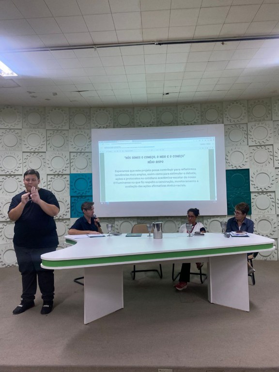 Mesa de apresentação de trabalhos. Da esquerda para a direita: Marcelo Sarmento, Jéssica Monteiro e Sandra Dias