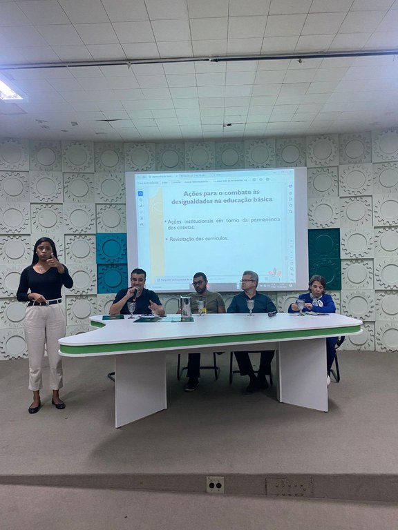 Mesa de apresentação de trabalhos. Da esquerda para a direita: Sergio Risso, Marcos Ribeiro, Glaucio Soldati e Luciana da Costa