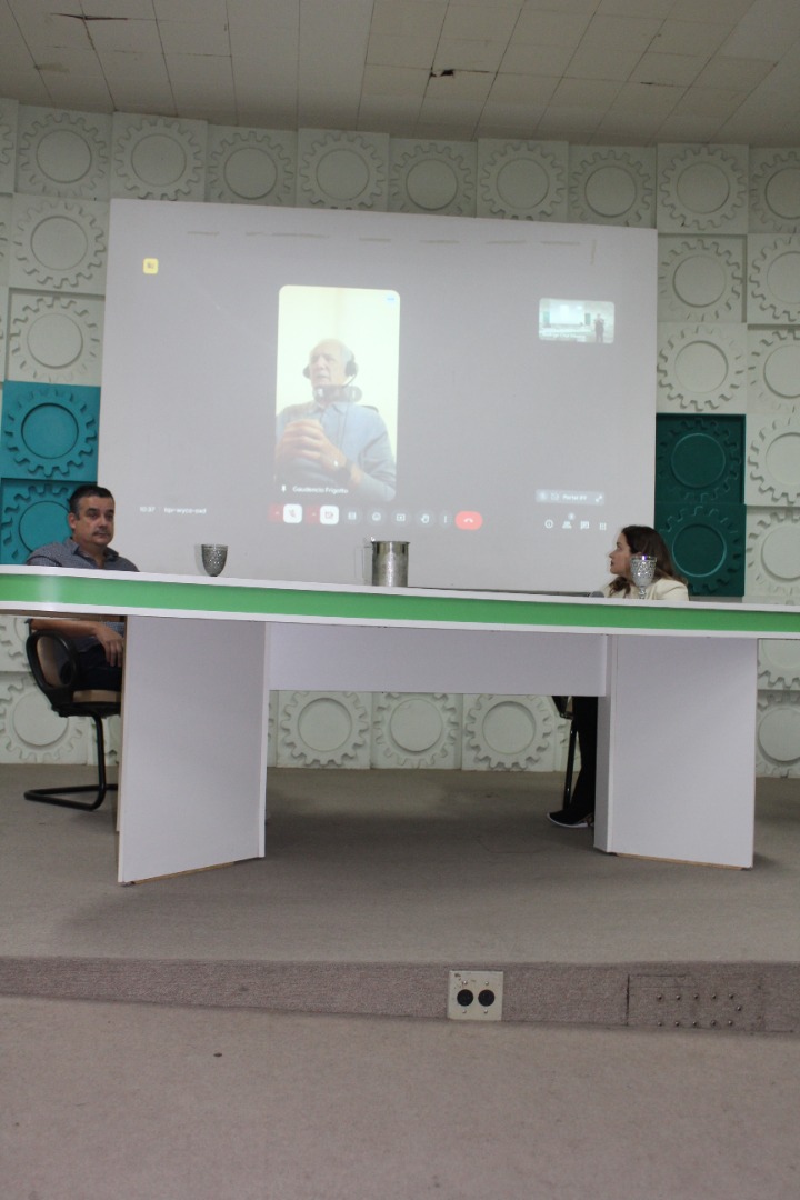 Mesa com Gaudêncio Frigotto e Cíntia Magno Brazorotto (IFSP)