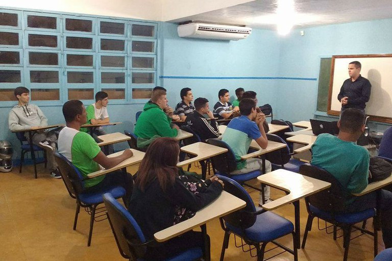 Alunos de Cordeiro participam de palestra com piloto de ROV