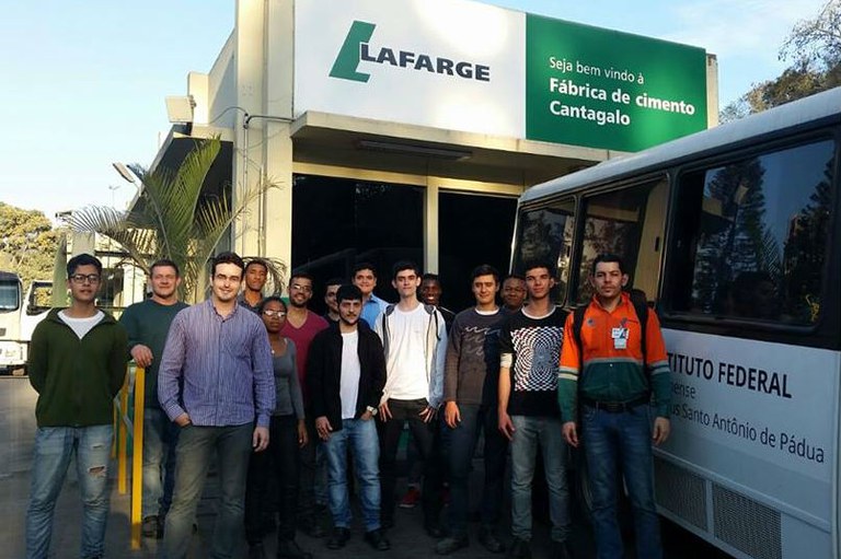 Alunos da Unidade de Formação de Cordeiro visitam fábrica de cimento em Cantagalo_RJ.jpg