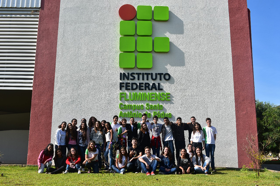 Alunos do Campus Pádua divulgam 2.ª edição do IFFolha