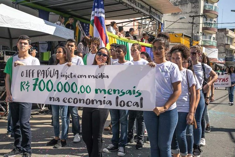 IFF Pádua participa do tradicional desfile cívico do município