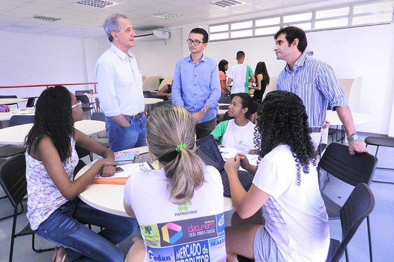 Frigotto conversa com estudantes do campus Pádua.jpg
