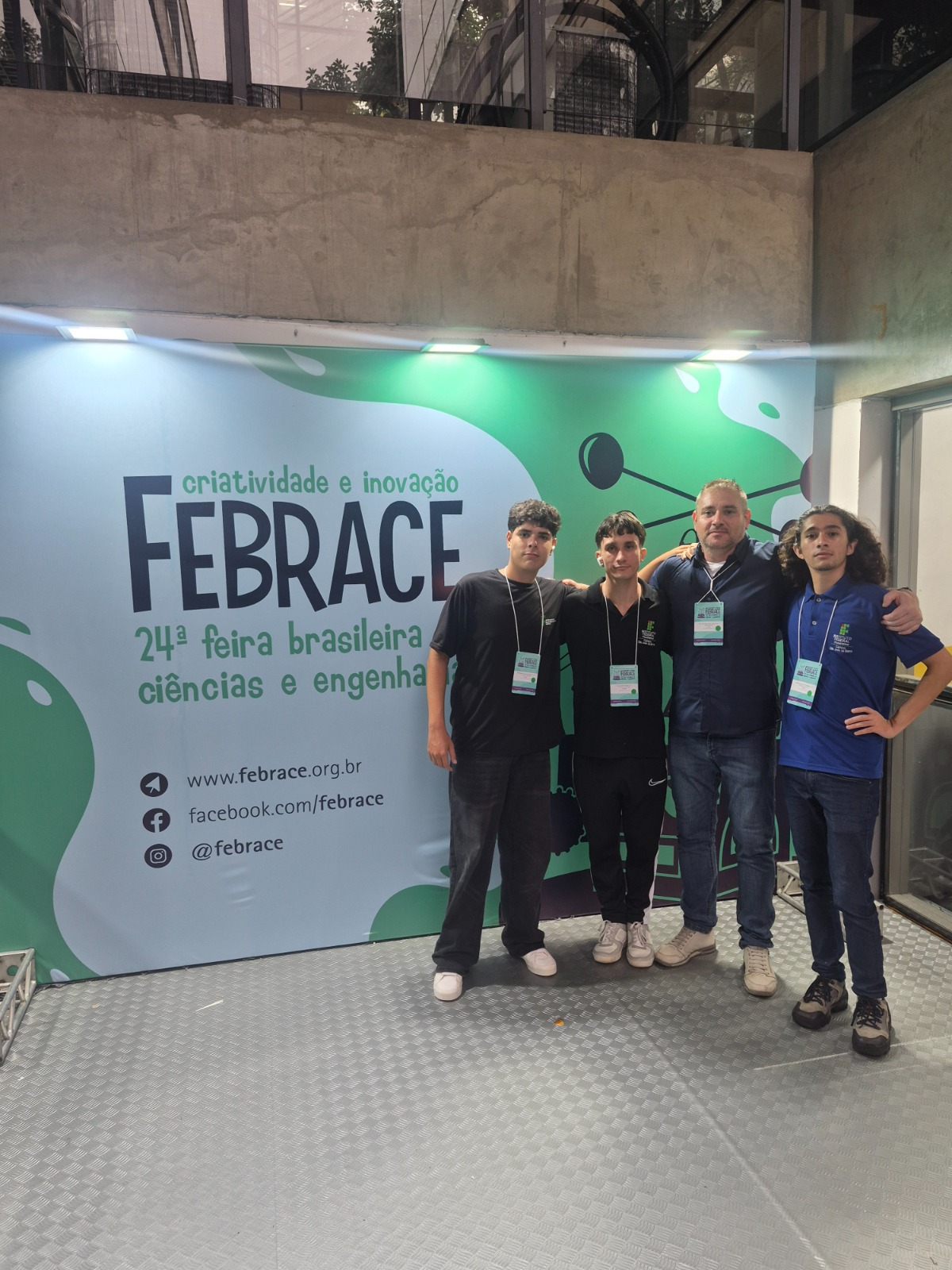 Professor Elias e os alunos do projeto na na maior feira de ciências e engenharia do país (Divulgação/IFF).