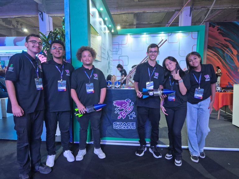 Integrantes da equipe Space Rockets apresentam protótipos desenvolvidos no IFF Campus São João da Barra durante a Rio Innovation Week 2026 (Foto: Divulgação/IFF).