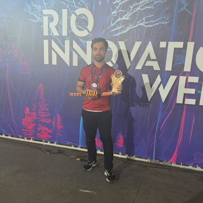 Jean Carlos Barreto Henriques Filho, integrante da equipe SJBots, recebe o prêmio de Melhor Piloto de Lego durante a Rio Innovation Week 2026 (Foto: Divulgação/IFF). Jean Carlos Barreto Henriques Filho, integrante da equipe SJBots, recebe o prêmio de Melhor Piloto de Lego durante a Rio Innovation Week 2026 (Foto: Divulgação/IFF).