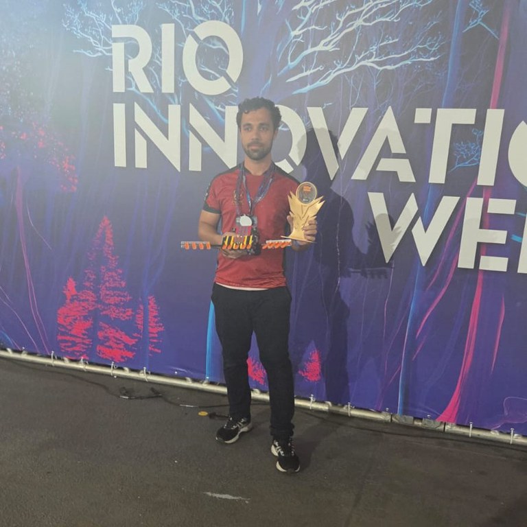 Jean Carlos Barreto Henriques Filho, integrante da equipe SJBots, recebe o prêmio de Melhor Piloto de Lego durante a Rio Innovation Week 2026 (Foto: Divulgação/IFF).