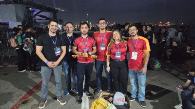 Integrantes da equipe SJBots durante as competições de robótica realizadas no Navio-Aeródromo Multipropósito Atlântico, durante a Rio Innovation Week 2026 (Foto: Divulgação/IFF). Integrantes da equipe SJBots durante as competições de robótica realizadas no Navio-Aeródromo Multipropósito Atlântico, durante a Rio Innovation Week 2026 (Foto: Divulgação/IFF).