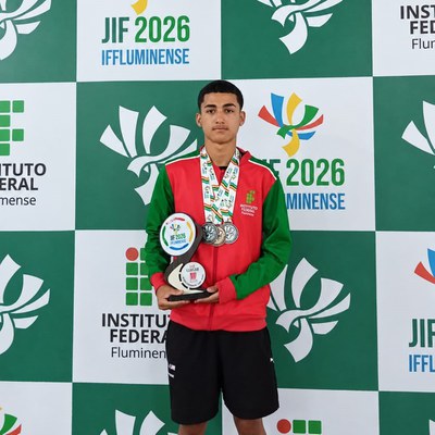 O estudante Carlos Eduardo ganhou 3 medalhas pela sua participação no atletismo (Créditos: Divulgação/IFF). O estudante Carlos Eduardo ganhou 3 medalhas pela sua participação no atletismo (Créditos: Divulgação/IFF).