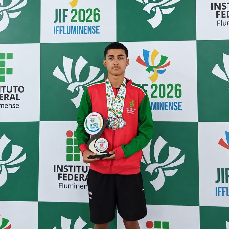 O estudante Carlos Eduardo ganhou 3 medalhas pela sua participação no atletismo (Créditos: Divulgação/IFF).