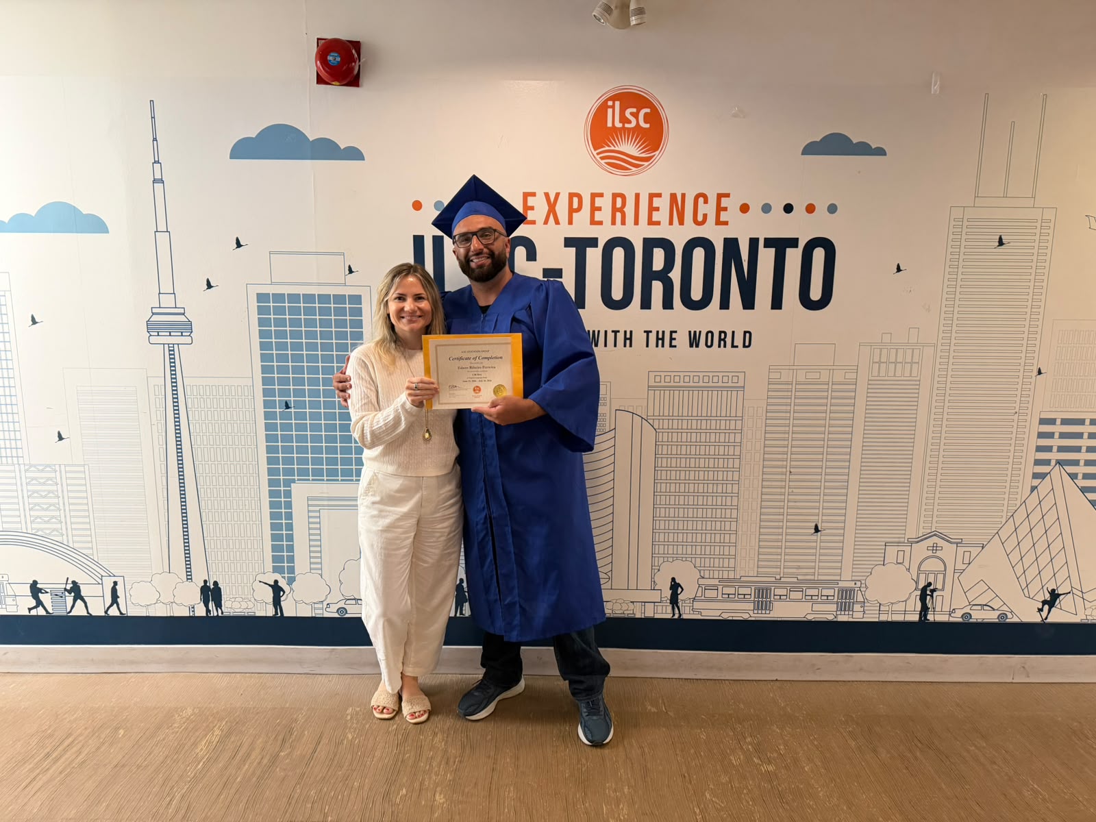 Edson Ribeiro Ferreira recebe o certificado de conclusão do curso na ILSC Toronto, encerrando o período de formação e intercâmbio no Canadá (Foto: Divulgação/IFF).
