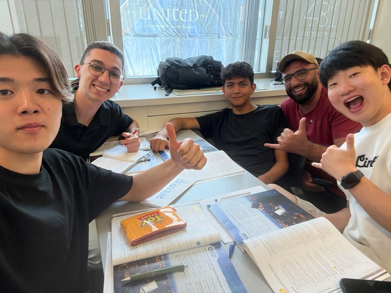 Edson Ribeiro Ferreira durante atividade na ILSC Toronto, em convivência com estudantes de diferentes nacionalidades (Foto: Divulgação/IFF).