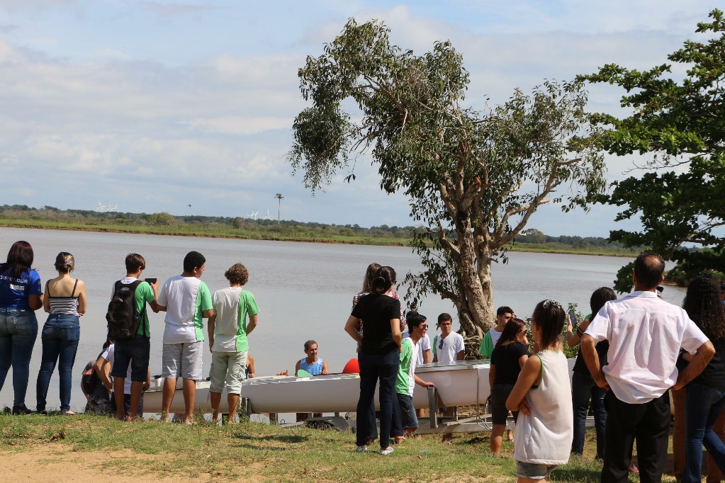 Campus São João da Barra lança barco movido à energia solar