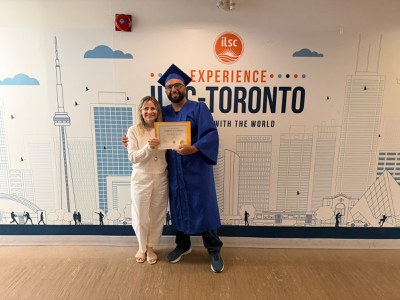 Edson Ribeiro Ferreira recebe o certificado de conclusão do curso na ILSC Toronto, encerrando o período de formação e intercâmbio no Canadá (Foto: Divulgação/IFF).